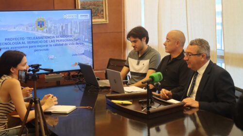 Rueda de prensa del Ayuntamiento de Benidorm junto a empleados de IoTsens